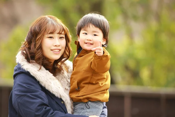 Jovem Mãe Asiática Com Seu Filho Apontando Parque — Fotografia de Stock