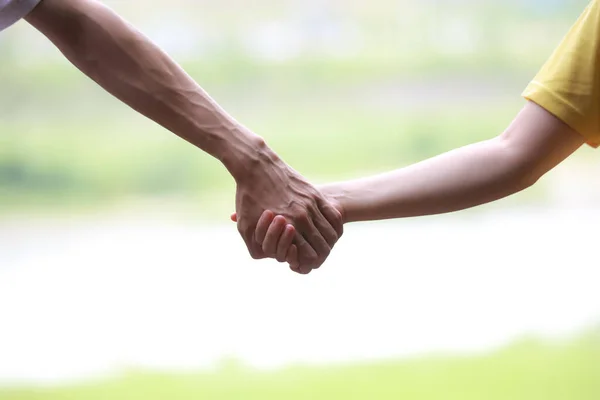 Junger Mann Und Frau Händchen Haltend — Stockfoto