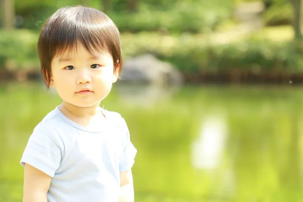 可爱的亚洲小男孩站在公园里 — 图库照片