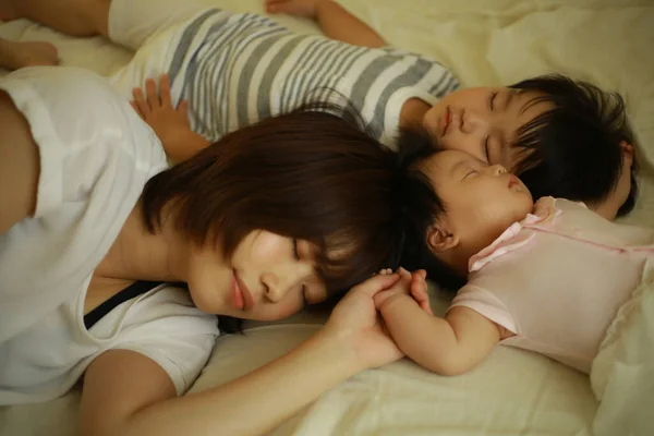 Bonito Mãe Japonesa Dormindo Com Seus Filhos — Fotografia de Stock
