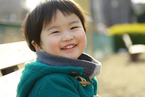 Πορτρέτο Του Χαριτωμένο Μικρό Αγόρι Στο Πάρκο — Φωτογραφία Αρχείου