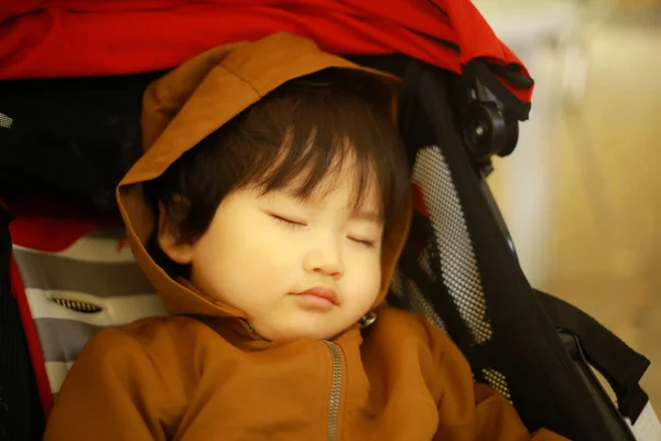 Asiático Pequeño Niño Durmiendo Parque Aire Libre —  Fotos de Stock