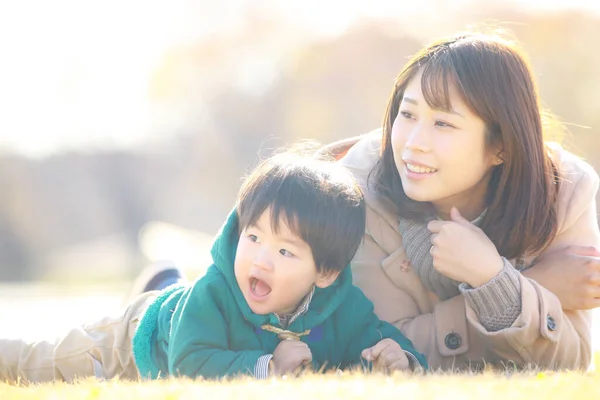 Giovane Madre Asiatica Con Suo Piccolo Figlio Divertirsi Nel Parco — Foto Stock