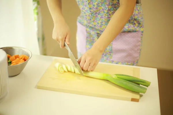 Mujer Preparando Ingredientes Para Sopa Verduras — Foto de Stock