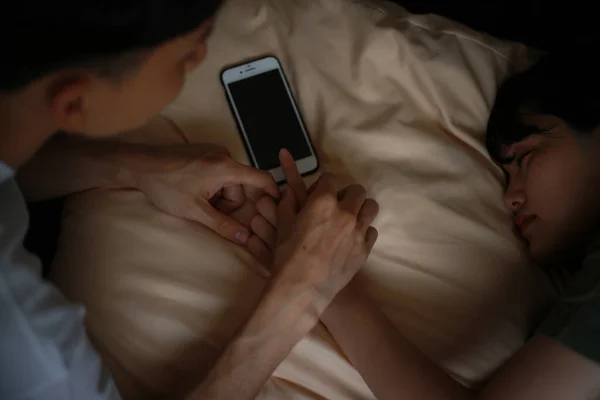 Tentando Desbloquear Smartphone Enquanto Dorme — Fotografia de Stock