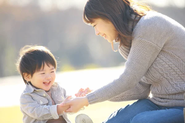 Jeune Mère Asiatique Avec Son Petit Fils Amuser Dans Parc — Photo