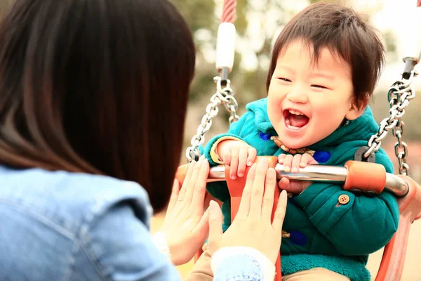 Ung Asiatisk Mamma Med Sitt Barn Lekplatsen — Stockfoto