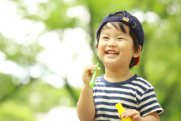 公園で可愛いアジア系の男の子 — ストック写真