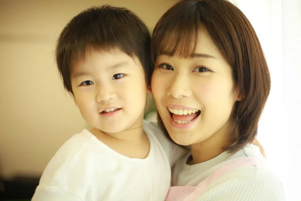 Asiático Jovem Mulher Seu Pequeno Filho Sorrindo — Fotografia de Stock