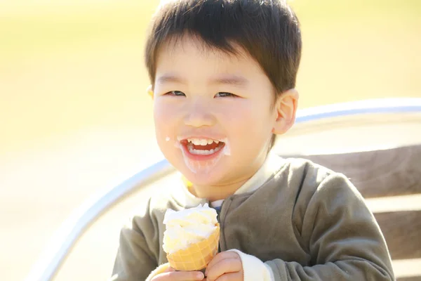 Piccolo Ragazzo Mangiare Gelato Nel Parco — Foto Stock