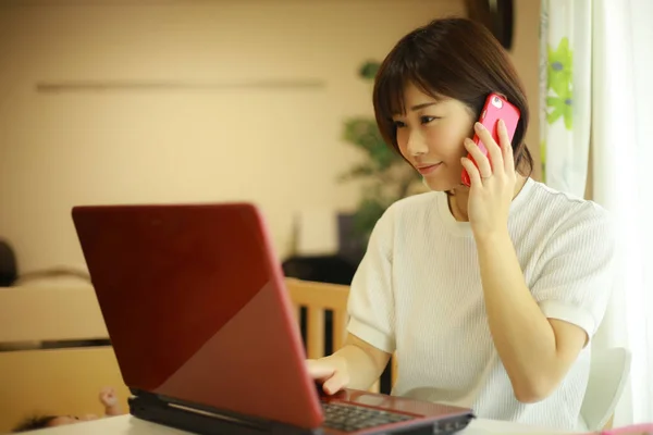 Jeune Femme Japonaise Utilisant Ordinateur Portable Rouge Tout Travaillant Maison — Photo