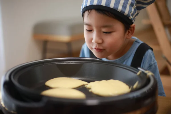 Pequeño Chico Japonés Cocinando Panqueques Cocina Con Sombrero Chef Cabeza — Foto de Stock