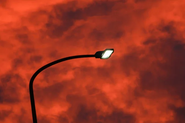 Lampadaire Sur Fond Ciel Nuageux Rouge — Photo