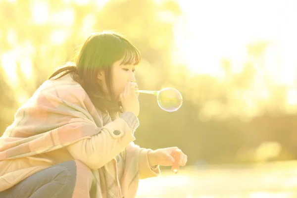 Jong Mooi Meisje Blazen Zeepbellen Het Park — Stockfoto