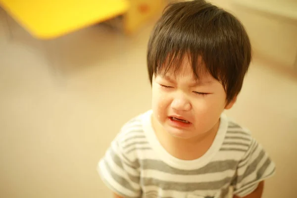 Retrato Lindo Niño Llorando Casa —  Fotos de Stock