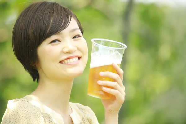 Retrato Jovem Mulher Asiática Com Cerveja Parque — Fotografia de Stock