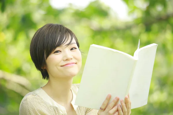 Retrato Jovem Mulher Asiática Leitura Livro Parque — Fotografia de Stock