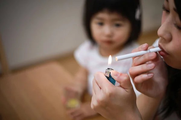 Imagem Uma Mãe Fumando Perto Seu Filho — Fotografia de Stock