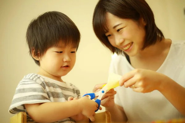 Aziatische Jonge Vrouw Haar Kleine Zoon Het Maken Van Toepassing — Stockfoto