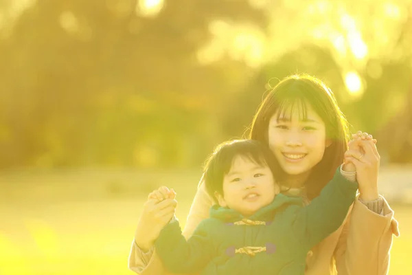 Ung Asiatisk Mamma Med Sin Lilla Son Kul Parken — Stockfoto