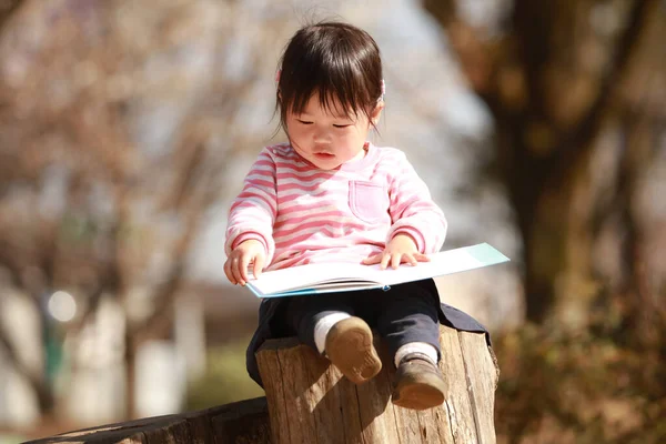 Aranyos Kis Lány Olvasókönyv Park — Stock Fotó