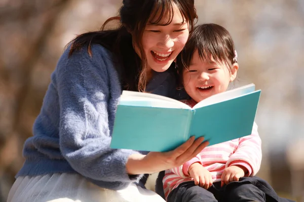 Szczęśliwy Matka Czytanie Książki Syna — Zdjęcie stockowe