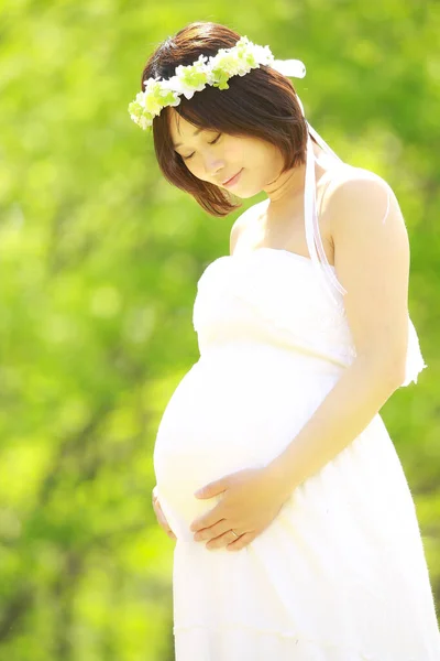 Piękna Azji Ciąży Kobieta Parku — Zdjęcie stockowe