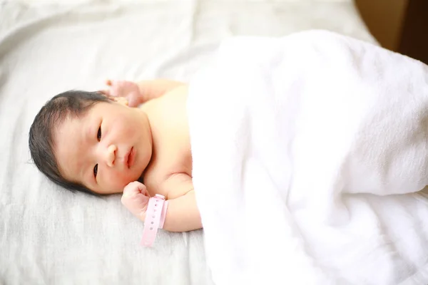 Портрет Молодой Азиатской Малышки Кровати — стоковое фото