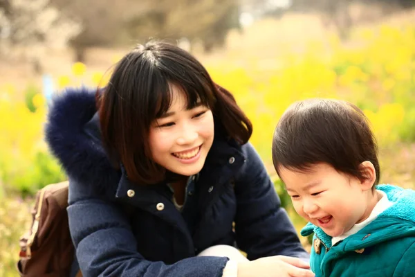 Ung Asiatisk Mamma Med Sin Son Kul Parken — Stockfoto