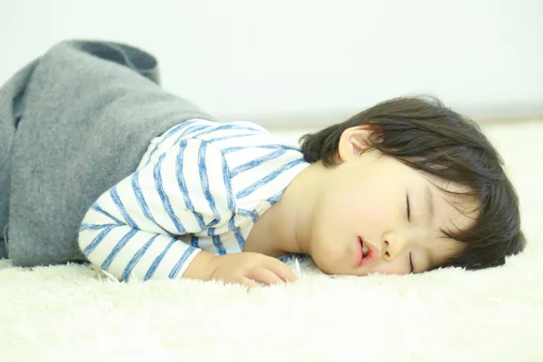 Bayi Kecil Yang Lucu Berbaring Tempat Tidur — Stok Foto