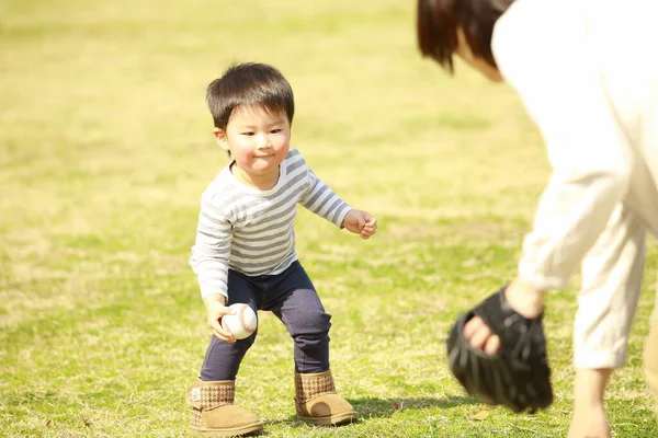 Joven Madre Adorable Feliz Pequeño Hijo Jugando Juntos Parque —  Fotos de Stock