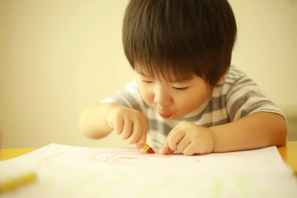 一个男孩子在家里画画的照片 — 图库照片