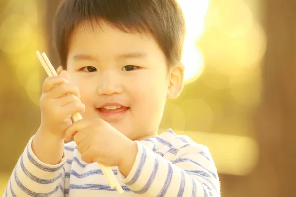 Маленький Хлопчик Грає Палицями — стокове фото