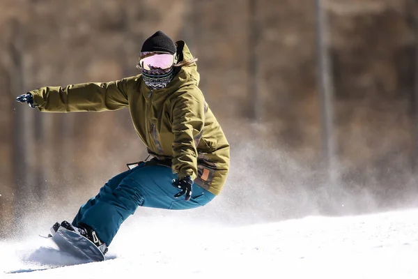 Man Snowboarder Besneeuwde Besneeuwde Grond — Stockfoto