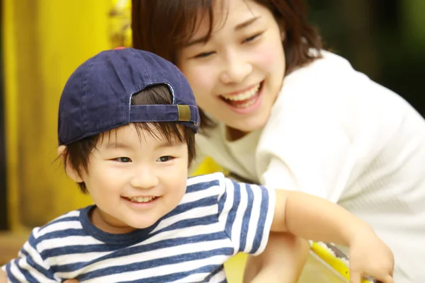 Jovem Mãe Adorável Feliz Pequeno Filho Brincando Juntos Parque Infantil — Fotografia de Stock