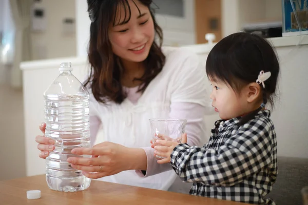Mutter Und Tochter Trinken Leitungswasser — Stockfoto