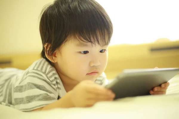 Petit Enfant Utilisant Ordinateur Tablette Maison — Photo