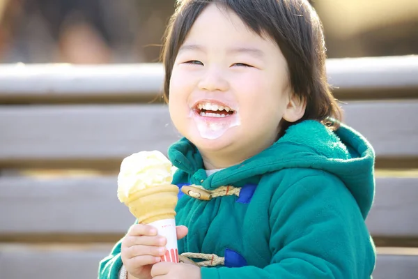 Carino Ragazzino Mangiare Gelato Nel Parco — Foto Stock