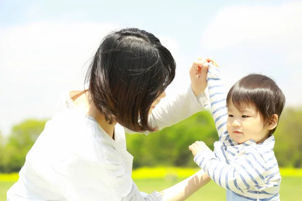 공원에서 즐거운 시간을 보내고 아시아인 어머니 — 스톡 사진