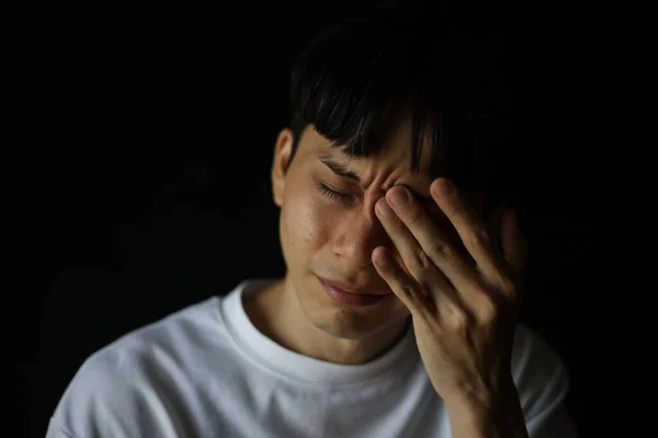 Deprimerad Asiatisk Man Gråter — Stockfoto