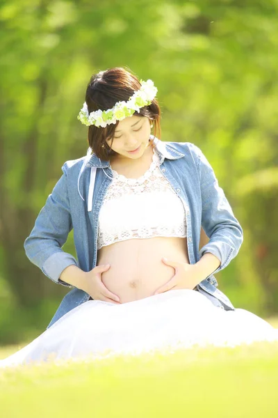 Bela Grávida Asiático Mulher Parque — Fotografia de Stock