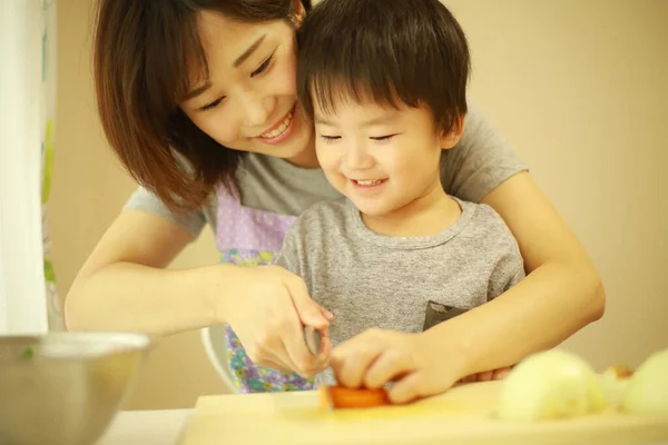 Mãe Filho Cozinhar Juntos Cozinha — Fotografia de Stock