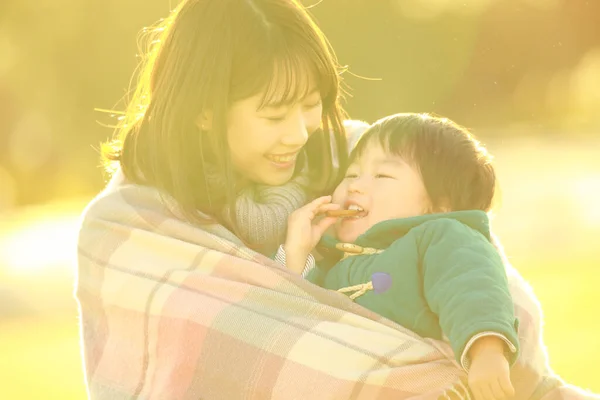 공원에서 즐거운 시간을 보내고 아시아의한 어머니 — 스톡 사진