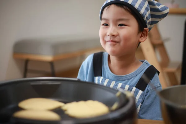 Pequeno Menino Japonês Cozinhar Panquecas Cozinha Com Chapéu Chef Sua — Fotografia de Stock