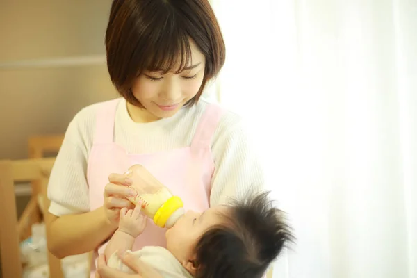 Щаслива Молода Мати Дає Їжу Маленькій Дитині — стокове фото
