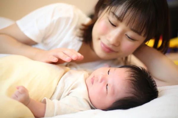 Madre Bambino Sdraiati Sul Letto — Foto Stock