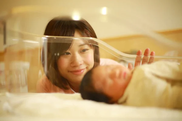 Молодая Мать Новорожденным Ребенком Азиатский Семейный Портрет — стоковое фото