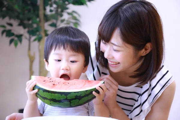 Jovem Mãe Alimentando Seu Filho Com Melancia Fresca — Fotografia de Stock