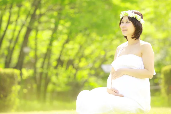 公園の美しいアジア系妊婦さんは — ストック写真