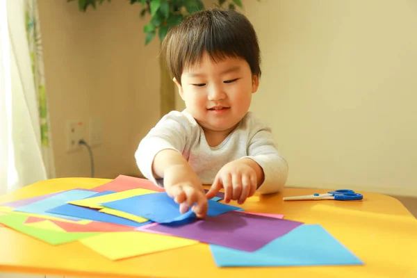 Sevimli Küçük Çocuk Renkli Kağıtlarla Ödev Yapıyor — Stok fotoğraf